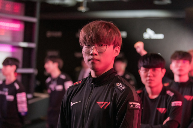 DRX力克V5,Keria完成史诗逆转宿命之战四强赛,让粉丝疯狂欢呼 DRX力克V5,Keria完成史诗逆转宿命之战四强赛,让粉丝疯狂欢呼